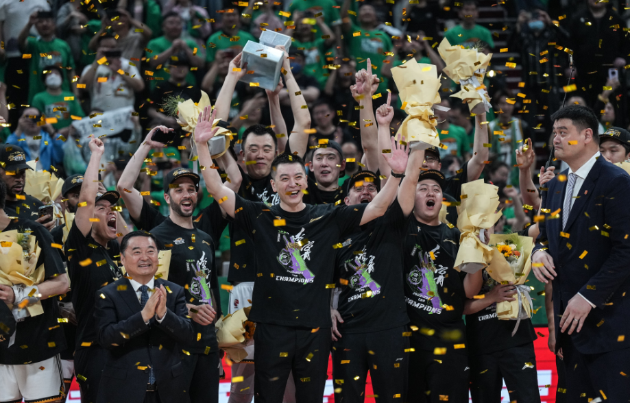 激烈争夺！上海与深圳交锋备受瞩目的简单介绍