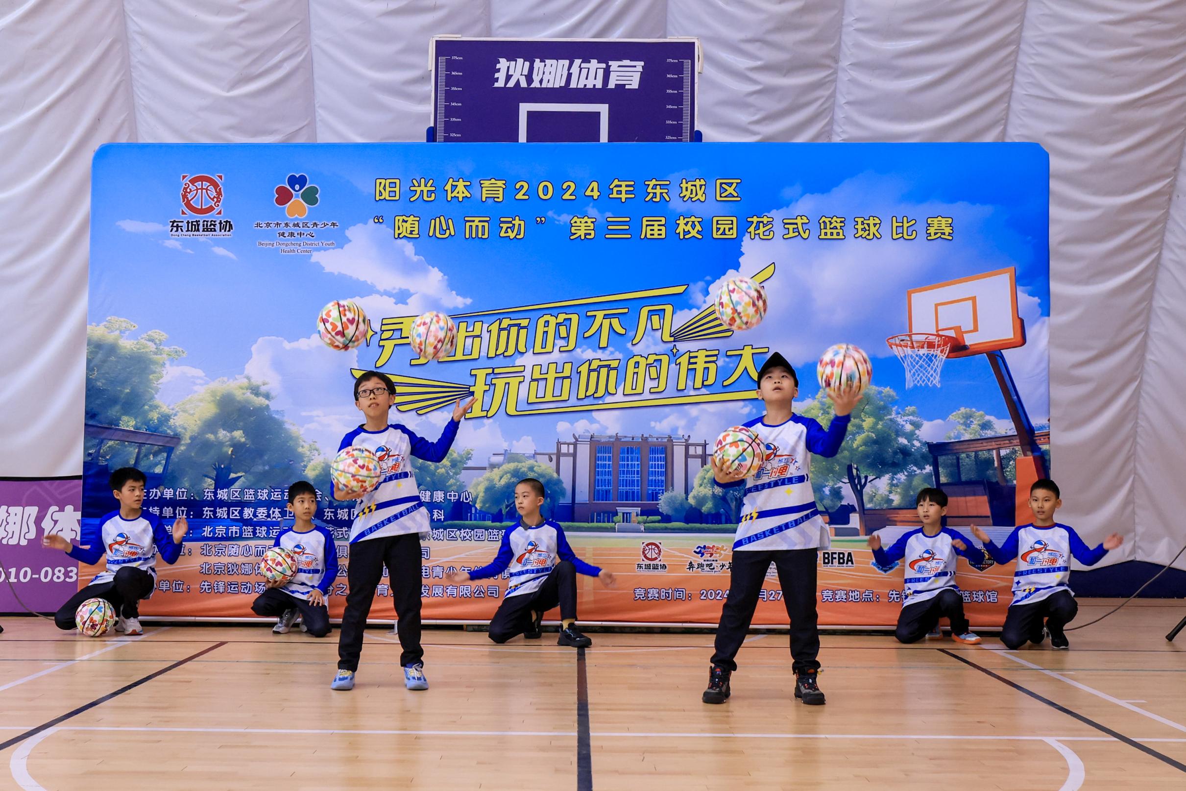 篮球赛场上搏斗激烈，篮球联赛势如破竹 