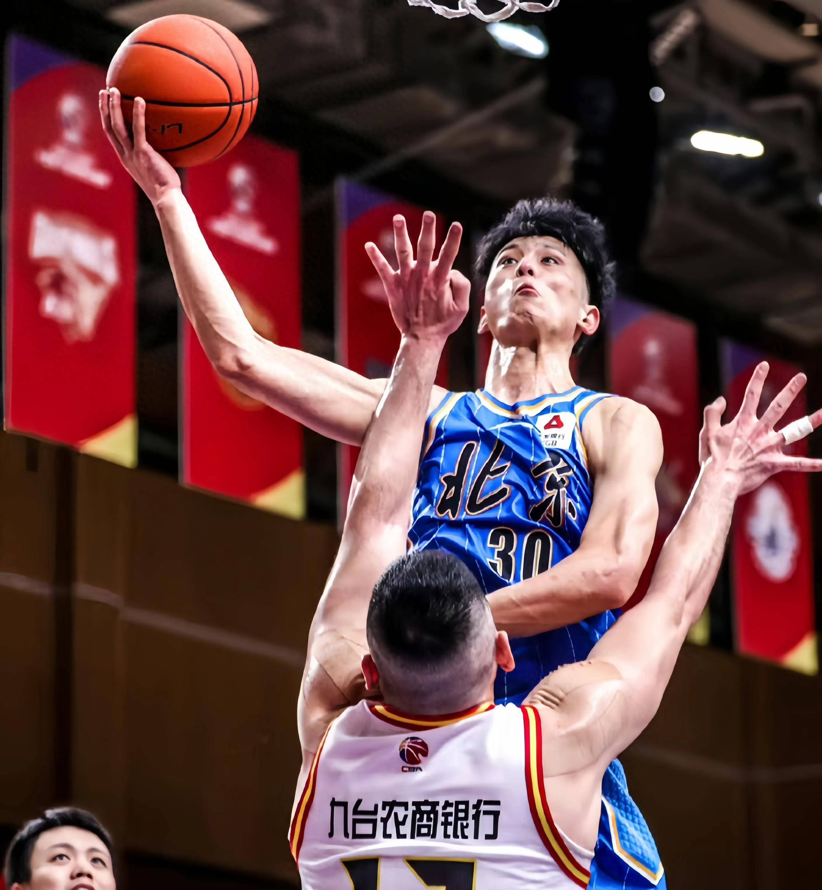 广厦男篮努力拼搏，赢得关键比赛 