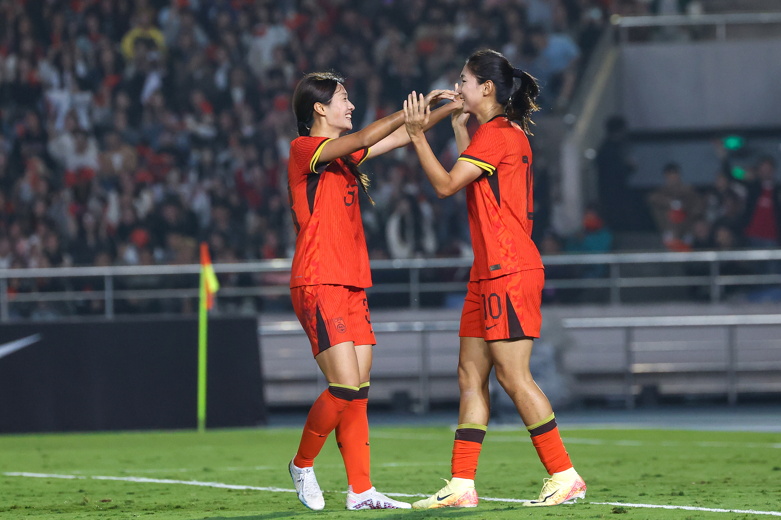 包含意大利女足面对中国，争取女足世界杯四强位置的词条