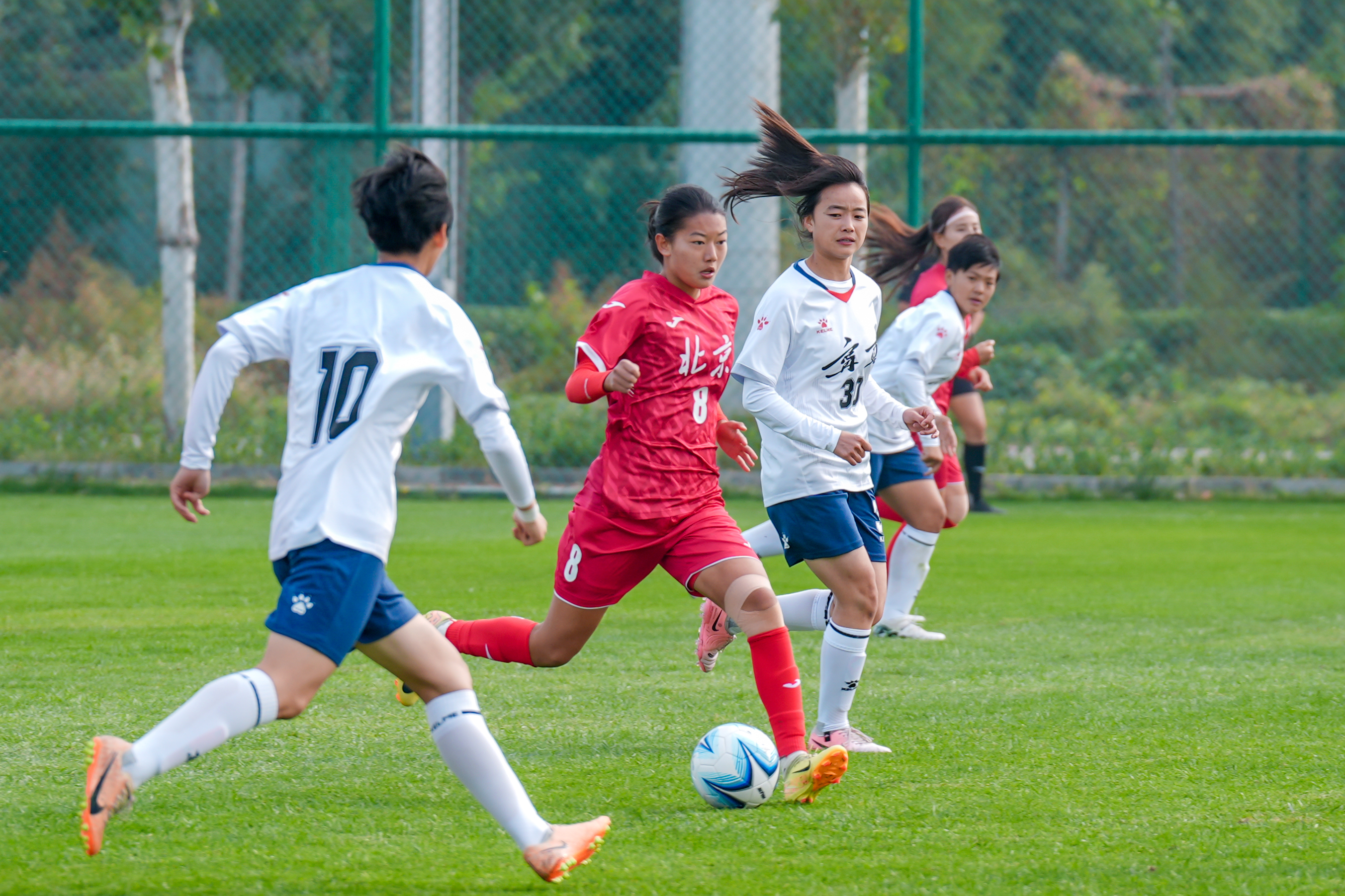 女性足球运动员在国际赛场获得成功 