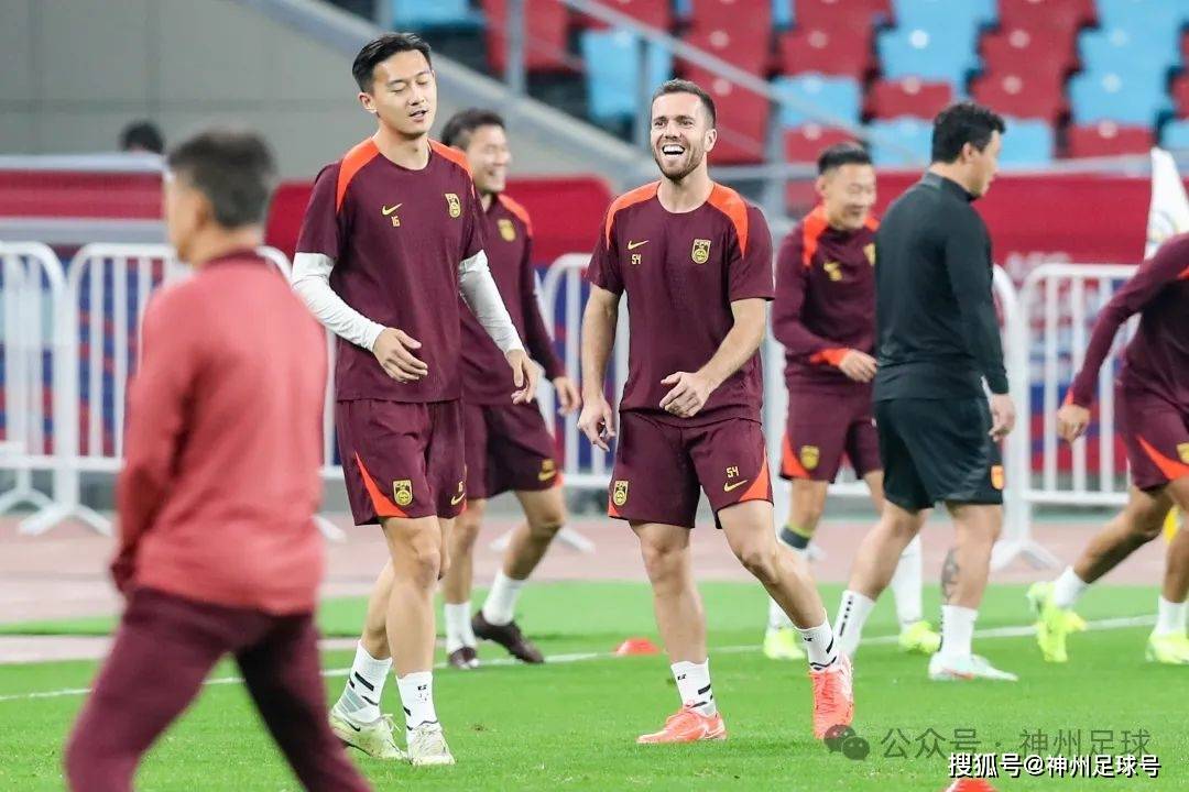 国际足球盛会即将打响，球员奋战在前线 