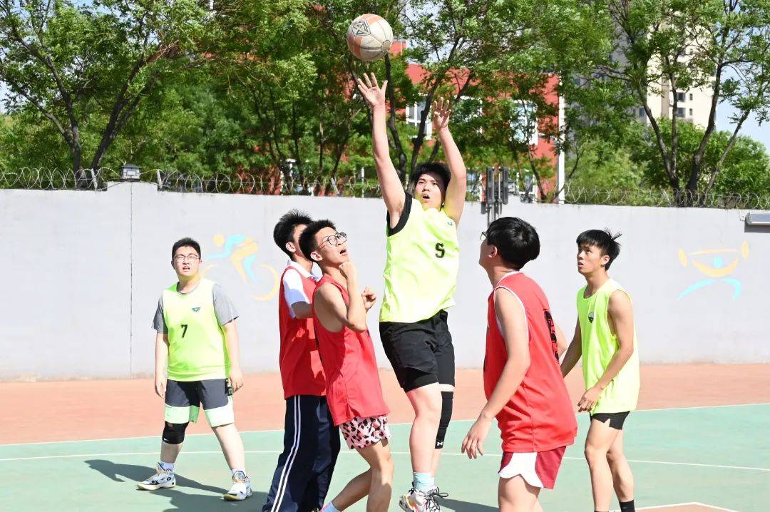篮球比赛中球队传球默契，实现背靠背胜利的简单介绍