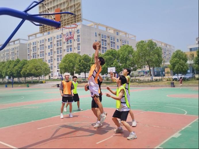 球员矫健动作，运球如飞，场上精湛球术的简单介绍