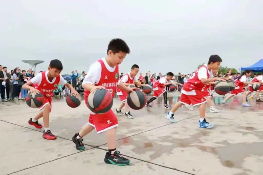 球员矫健动作，运球如飞，场上精湛球术的简单介绍